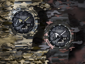 Da sinistra a destra: Casio G-Shock GA-2100CM-5A e GA-2100CM-8A su uno sfondo mimetico.