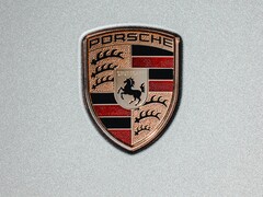 Il famoso produttore tedesco di auto sportive Porsche sta apparentemente lavorando su un&#039;elegante berlina ad alte prestazioni completamente elettrica (Immagine: Jannis Lucas)