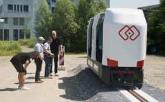 Navetta universitaria Monocab su una pista di prova di 20 metri