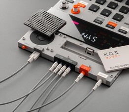 Il KO II ha un microfono incorporato, un altoparlante, diverse opzioni di I/O e l'alimentazione a batteria (Fonte: Teenage Engineering)