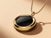 Il gioiello è disponibile con finitura argento o oro.