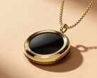Il gioiello è disponibile con finitura argento o oro.