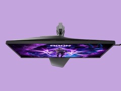 L’immagine mostra il monitor da gaming AOC AG276UZ su uno sfondo viola. Il monitor da gaming presenta un design decisamente orientato al gaming, completo di illuminazione RGB sul retro.