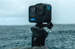 La Hero 12 Black ha una filettatura standard per treppiede e le dita pieghevoli di GoPro. (Fonte: Garmin)