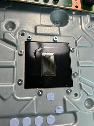 Nuova applicazione PlayStation 5 Slim in metallo liquido (fonte immagine: @Modyfikator89 su X)