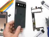 Il Pixel 6 Pro in modalità strappata. (Fonte: JerryRigEverything via YouTube)