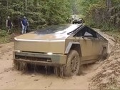 Il Cybertruck di Tesla è riuscito a sconfiggere una pozzanghera di fango relativamente fastidiosa nel suo terzo tentativo. (Fonte immagine: Andrew Hodgdon via Facebook)
