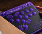 8BitDo ha collaborato con i giocatori di Vxbao e Zhen Esports per l'Arcade Controller Transparent Purple Signature Edition. (Fonte: 8BitDo)