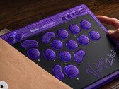 8BitDo ha collaborato con i giocatori di Vxbao e Zhen Esports per l'Arcade Controller Transparent Purple Signature Edition. (Fonte: 8BitDo)