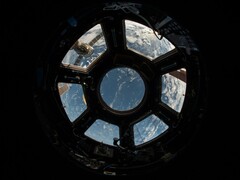 Un'immagine che mostra la cupola all'interno della ISS.