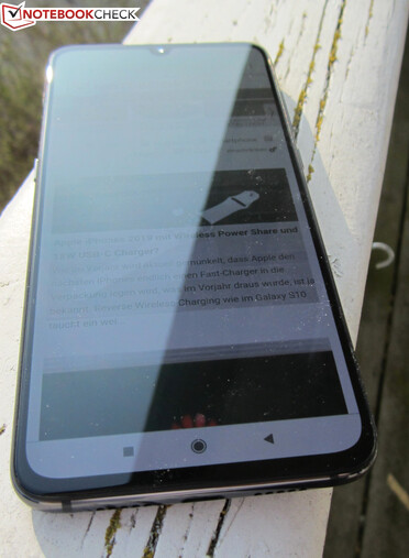 Utilizzo dello Xiaomi Mi 9 all'esterno sotto un cielo soleggiato