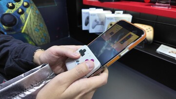 Il mini controller GameSir, non ancora annunciato, in mostra al Tokyo Game Show. (Fonte immagine: @yoshivesmovie su X)