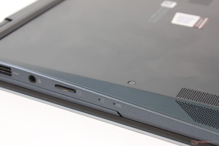 La scheda MicroSD completamente inserita sporge leggermente per una facile espulsione