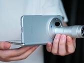 Il Vivo X Fold 6, qui raffigurato con il suo teleconvertitore Zeiss, sarà disponibile in quattro varianti di colore. In un nuovo video promozionale è stato sottoposto a test di resistenza.