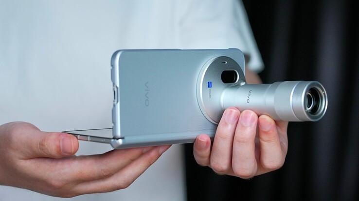 Il Vivo X Fold6 è compatibile con il Vivo Zeiss Telephoto Extender Gen 2