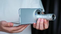 Il Vivo X Fold 6, qui raffigurato con il suo teleconvertitore Zeiss, sarà disponibile in quattro varianti di colore. In un nuovo video promozionale è stato sottoposto a test di resistenza.