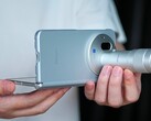 Il Vivo X Fold 6, qui raffigurato con il suo teleconvertitore Zeiss, sarà disponibile in quattro varianti di colore. In un nuovo video promozionale è stato sottoposto a test di resistenza.