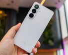 La disposizione delle fotocamere del Galaxy S26, che secondo alcune indiscrezioni dovrebbe essere ripresa dalla serie S27 (ad eccezione del modello Ultra)