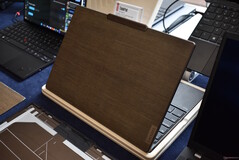 Lenovo ThinkPad Z13 G2: Copertura in lino...