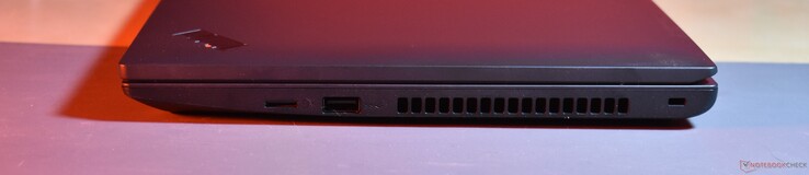 destra: microSD, USB A 3.2 Gen 1, slot per il blocco Kensington