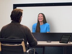 Un utente prova l&#039;esperienza di videochiamata 3D di Google Beam all&#039;I/O 2025 (Fonte immagine: Google)