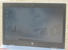 Il ProBook all' aperto (foto fatta in una giornata soleggiata con il sole alle spalle del dispositivo).