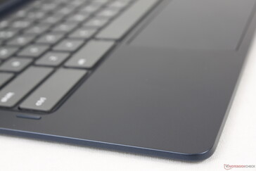 Il piano della tastiera è in metallo liscio o in plastica in contrasto con il piano in Alcantara della serie Surface Pro