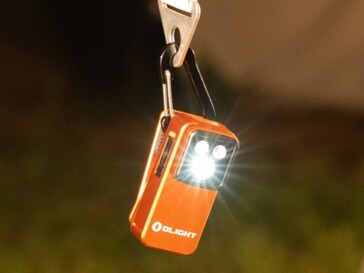 La torcia Olight Oclip 2 può essere appesa tramite il foro della clip.