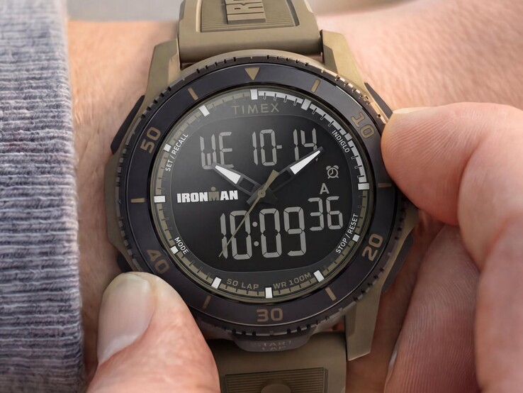 Orologio Timex Ironman Adrenaline ana-digi color sabbia indossato al polso, con lunetta nera e display digitale visibile.