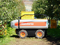 Questo robot agricolo RT100 utilizza batterie Tesla riciclate. (Fonte: Daedong)