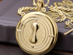 La nuova collaborazione di Timex per l'orologio da tasca di Harry Potter (in foto) è più un oggetto da collezione che un segnatempo specializzato.