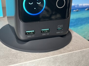 2x USB Tipo-A (30W ciascuno) + Tipo-C (140W)