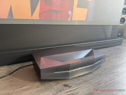 Aetherion Max richiede solo pochi centimetri di distanza dall'alloggiamento dello schermo per 100 pollici.