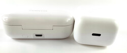 Le Mi AirDots Pro si caricano tramite micro USB, mentr le FreeBuds Lite usano l'USB Type-C
