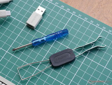 Keychron C1 Pro 8K ha incluso gli strumenti di smontaggio e l'adattatore USB C-A. 