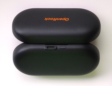 La custodia di ricarica OpenRock Link 20 ha una porta USB-C e un pulsante di accoppiamento/ripristino lungo il bordo posteriore. (Fonte: Notebookcheck)