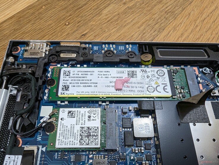 Il coperchio in alluminio è stato rimosso per rivelare l'SSD primario