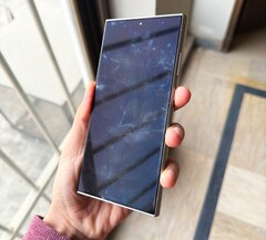 Il Samsung Galaxy S24 Ultra sta già mostrando un antiestetico scolorimento del display per alcuni utenti (Fonte immagine: @xeetechcare, X)