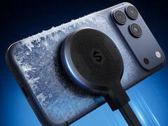 Black Shark 6 Ultra costa circa 66 dollari in Cina. Nella foto: il blocco di raffreddamento collegato ad un iPhone.