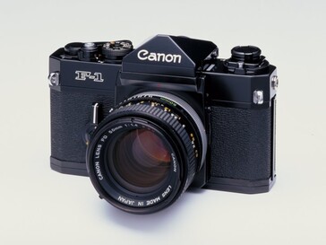 La Canon F-1 è stata una fotocamera reflex a obiettivo singolo di punta degli anni '70 ed è diventata una delle preferite dai fotografi analogici hobbisti per la sua qualità costruttiva stellare e per il suo bell'aspetto. (Fonte: Museo della fotocamera Canon)