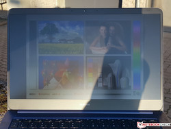 Utilizzo del MateBook D W50F all'aperto al sole
