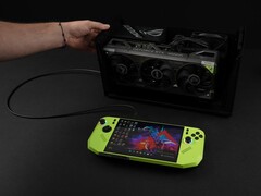 Razer Core X V2 eGPU dock con una scheda grafica Nvidia GeForce RTX collegata al PC portatile da gioco MSI Claw A8. (Fonte immagine: ETA PRIME via YouTube)