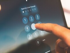 Il dito digita un PIN su una tastiera numerica sullo schermo