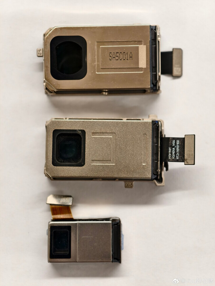 La fotocamera teleobiettivo di Vivo X200 Ultra, in cima a quella di X100 Ultra e di dimensioni tipiche di un'ammiraglia moderna. (Fonte: Vivo)