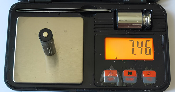 Una delle due batterie ordinate pesa appena 7,46 g (0,26 oz) sulla bilancia. Immagine ingrandita con iloveimg.com