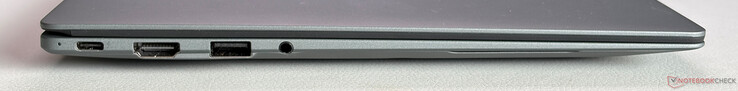 Sinistra: USB-C 4.0 con Thunderbolt 4 (40 Gbps, DisplayPort 1.4, Power Delivery 3.0), HDMI 2.1, USB-A 3.2 Gen 2 (10 Gbps), jack stereo da 3.5 mm
