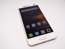 In review: ZTE Blade V8. Review sample courtesy of ZTE Germany