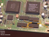 Una PlayStation 1 con una modifica che ne aumenta la RAM a 16 MB