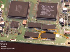 Una PlayStation 1 con una modifica che ne aumenta la RAM a 16 MB