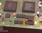Una PlayStation 1 con una modifica che ne aumenta la RAM a 16 MB